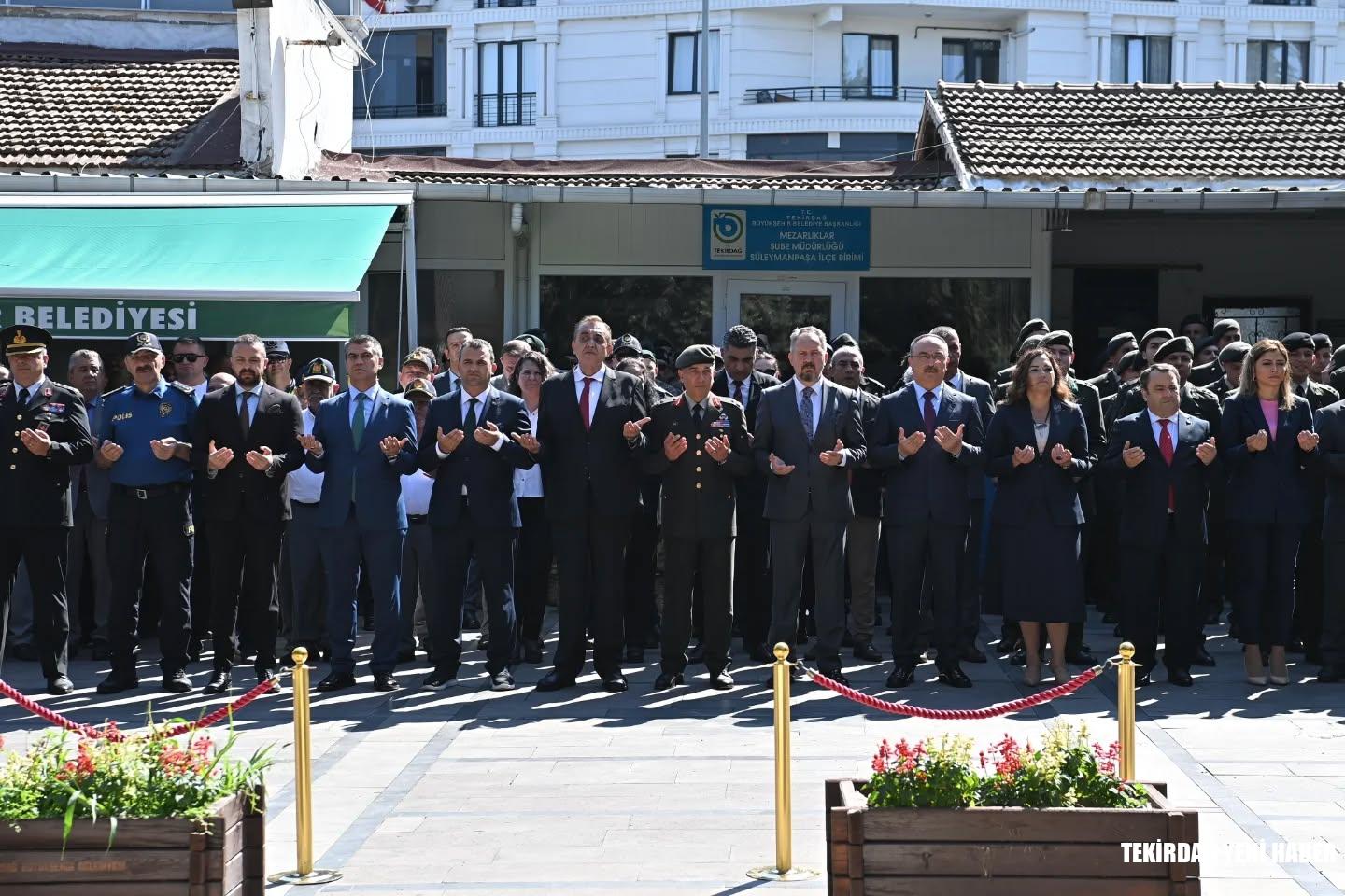 Şehit polis memuru Münür Alkan kabri başında dualarla anıldı.