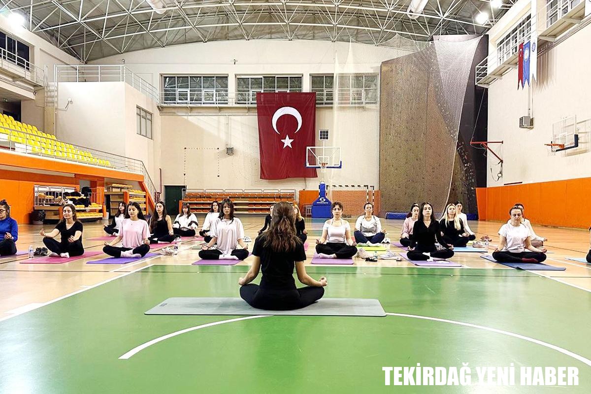 KAMPÜSTE YOGA VAR!