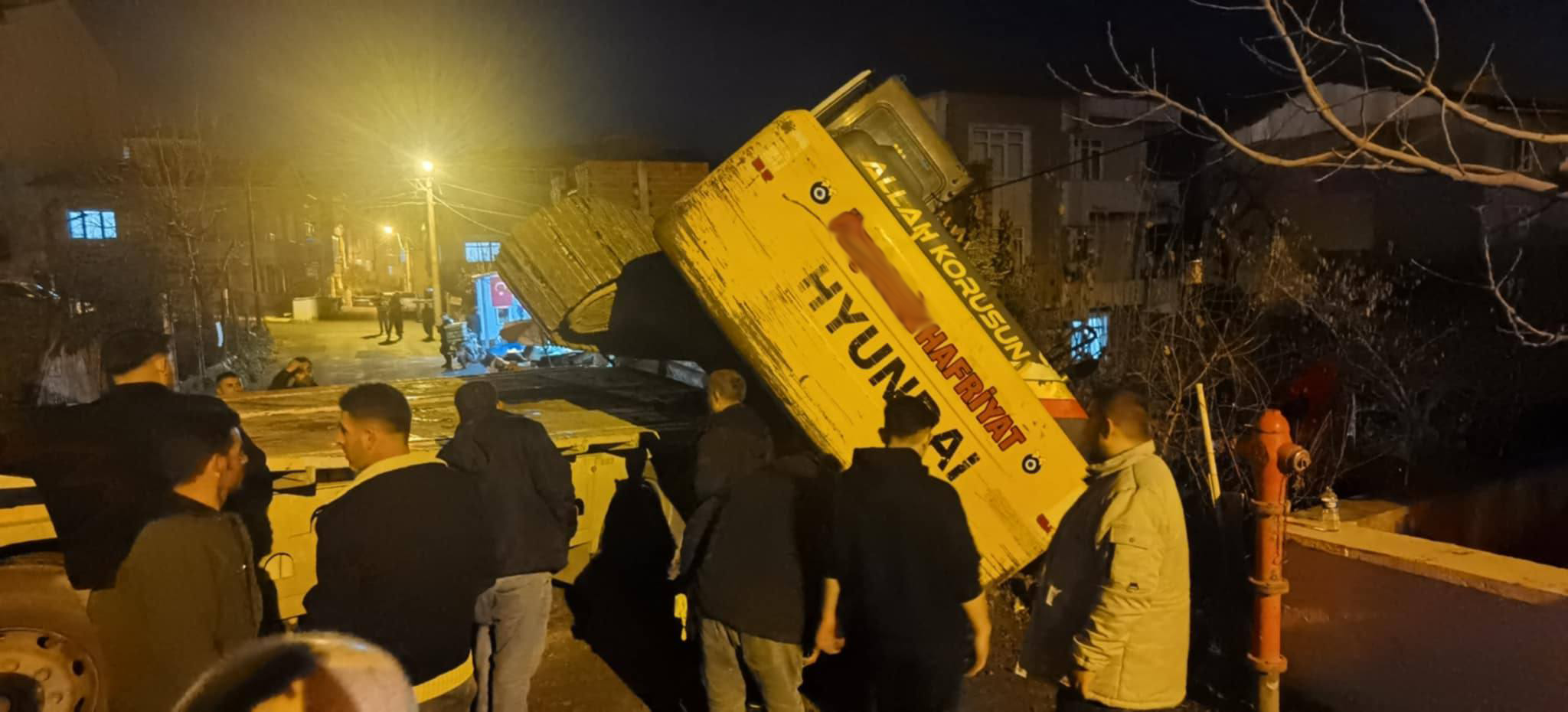 Tırın Taşıdığı Kato İş Makinesi Dönüş Sırasında Yere Düştü