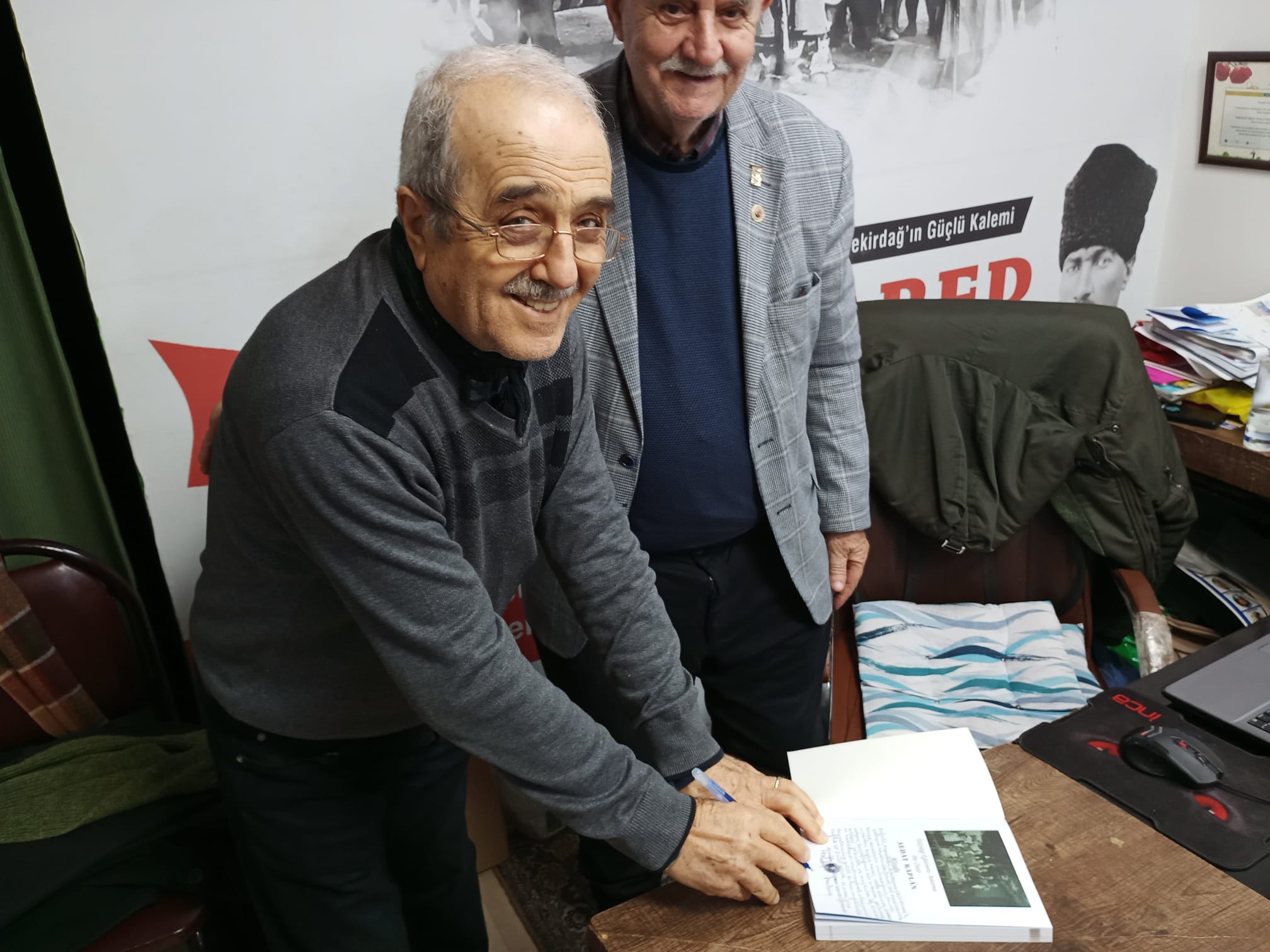 Tekirdağ Eğitimine Adanmış Bir Ömür: Sedat Kaplan Kitabını Gazeteci Ersin Bilmeç’e Takdim Etti
