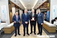 Tekirdağ Dr.İ.F.Cumalıoğlu Şehir Hastanemizde İftar Yemeği ve Emekliye Ayrılan Başhekim Dt.Halim Doğrusöz ve Uzm.Dr.İsmail Bülent’in Plaket Teslim Töreni Gerçekleşti.