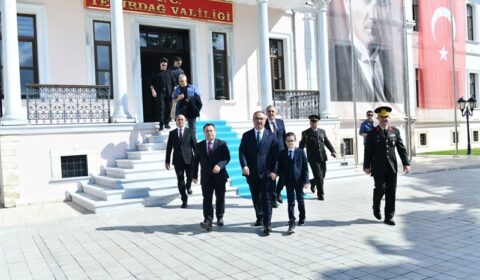 23 Nisan Ulusal Egemenlik ve Çocuk Bayramı Çelenk Sunma Töreni İle Başladı