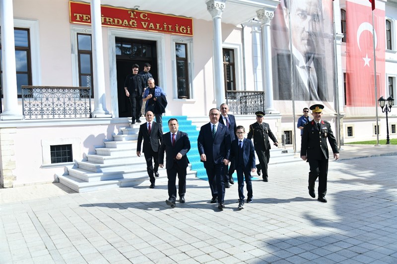 23 Nisan Ulusal Egemenlik ve Çocuk Bayramı Çelenk Sunma Töreni İle Başladı