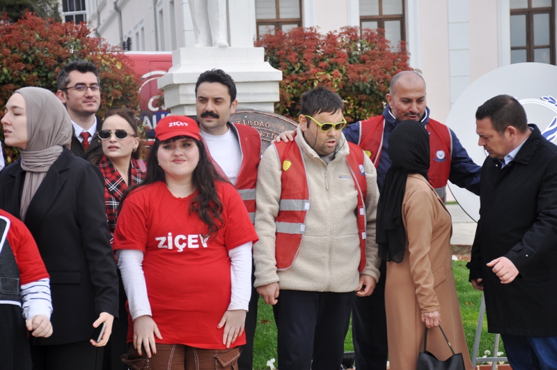 DÜNYA OTİZM FARKINDALIK GÜNÜ’NDE ANLAMLI TÖREN: MAVİ  MARTI’DAN FARKINDALIK MESAJI