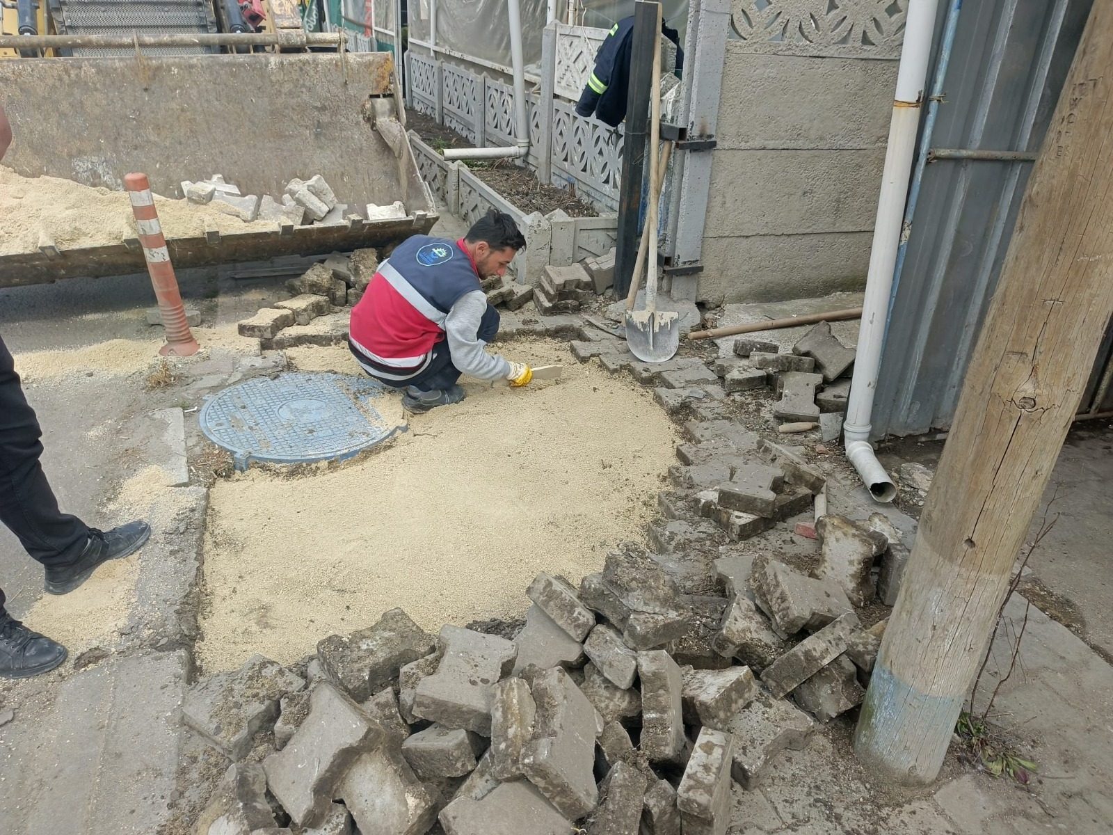 ERGENE’DE YOL VE KALDIRIM ÇALIŞMALARI ARALIKSIZ SÜRÜYOR