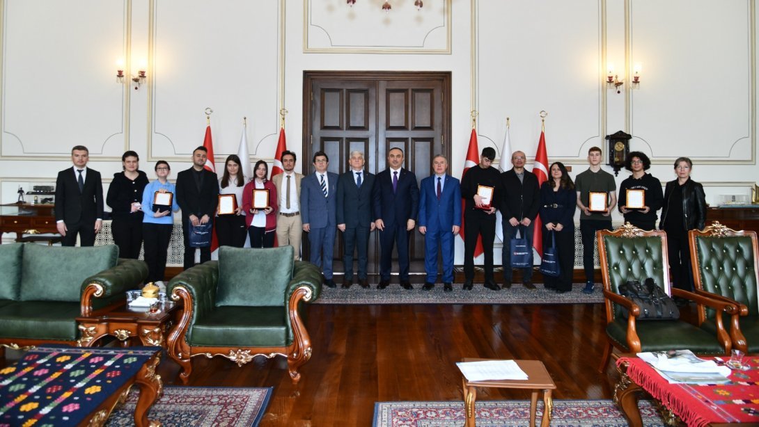 "Genç Tasarımlar" Yarışmasında Başarılı Olan Öğrenciler Vali Soytürk ile Buluştu