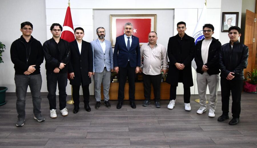 ÖĞRENCİLERDEN ÜNİVERSİTEMİZ REKTÖRÜNE ZİYARET