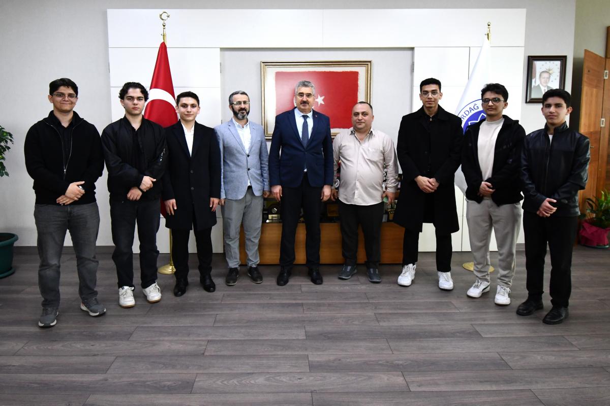 ÖĞRENCİLERDEN ÜNİVERSİTEMİZ REKTÖRÜNE ZİYARET