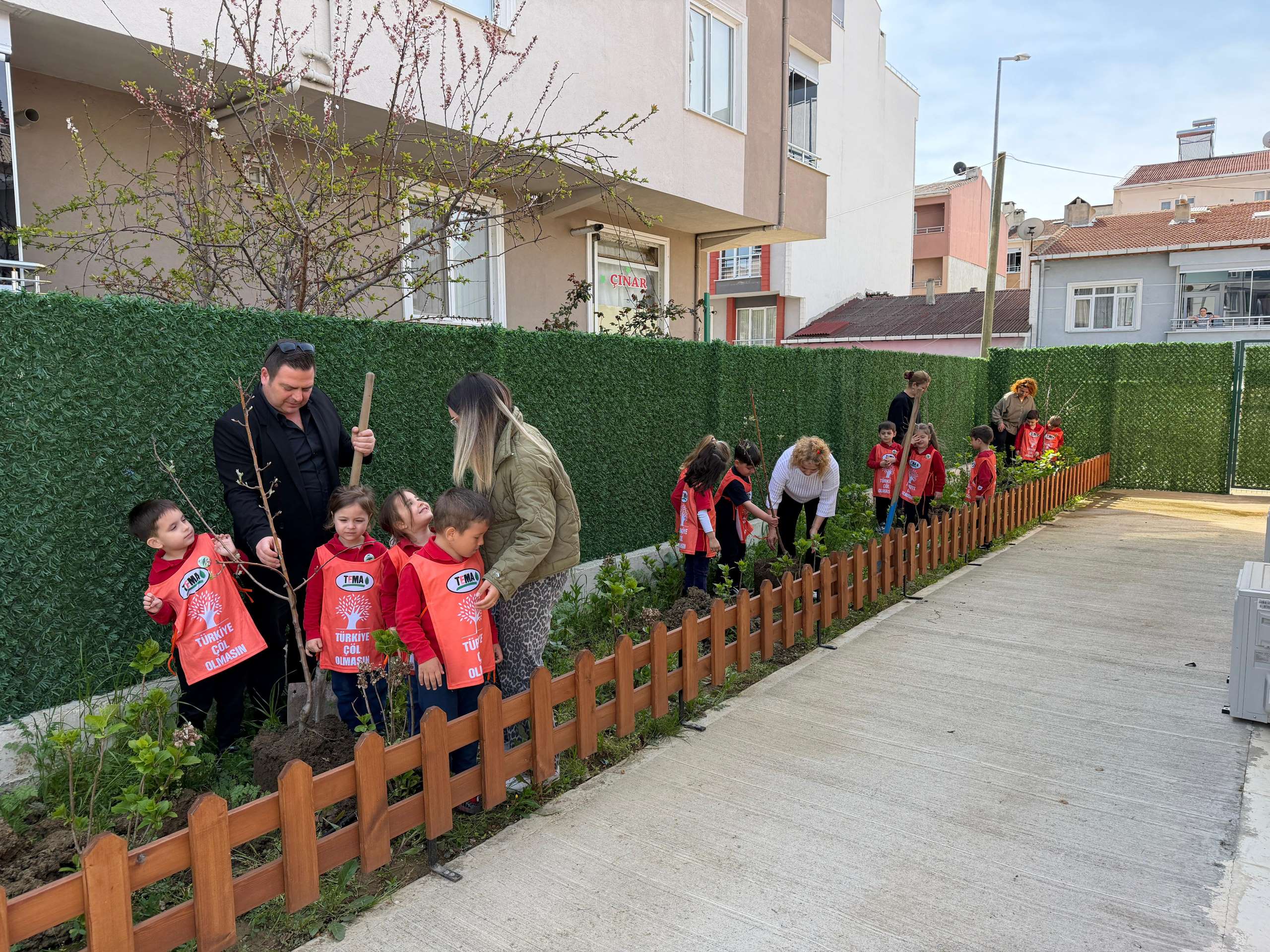 Süleymanpaşalı Minikler Gelecek İçin Fidan Dikti