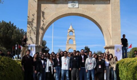ÜNİVERSİTEMİZ ÖĞRENCİLERİ TARAFINDAN ÇANAKKALE’DE TARİHİ ALAN VE ŞEHİTLİK TURU GERÇEKLEŞTİRİLDİ