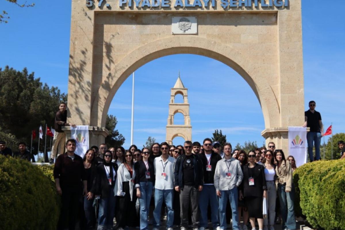 ÜNİVERSİTEMİZ ÖĞRENCİLERİ TARAFINDAN ÇANAKKALE’DE TARİHİ ALAN VE ŞEHİTLİK TURU GERÇEKLEŞTİRİLDİ