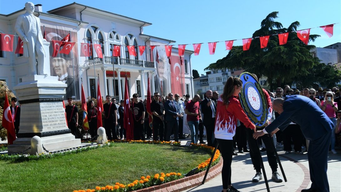 19 Mayıs Atatürk'ü Anma, Gençlik ve Spor Bayramı Münasebetiyle Çelenk Sunma Töreni Düzenlendi