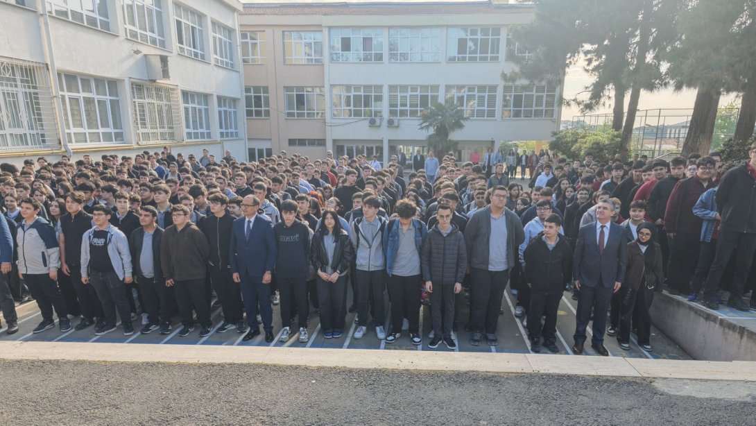 İlçe Milli Eğitim Müdürü Fahri Kırmızı Tekirdağ Mesleki ve Teknik Anadolu Lisesinde Bayrak Töreni'ne katıldı.