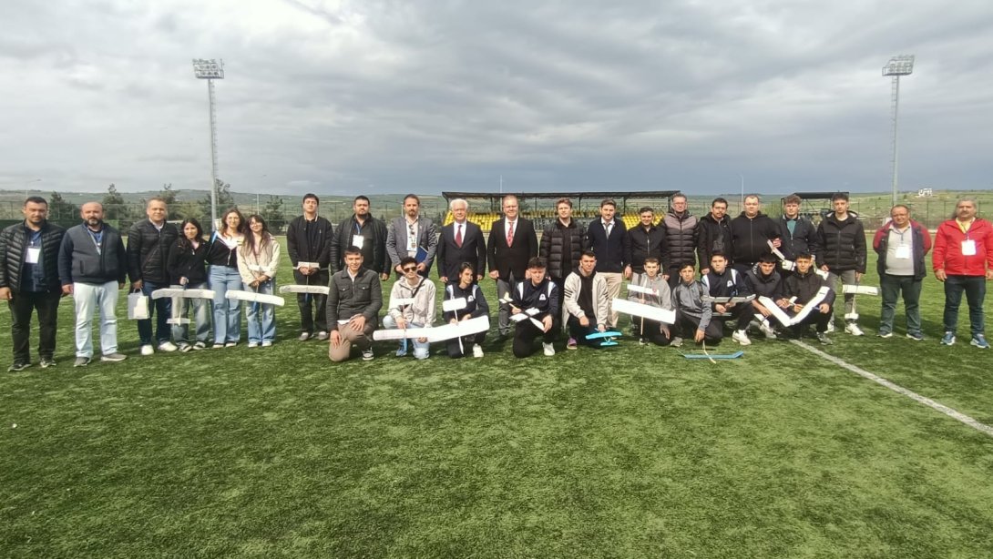 Tekirdağ BİLSEM 2.Model Uçak ve Lastik Motorlu Model Uçak Yarışması İlçemiz 13 Kasım Stadı'nda Gerçekleştirildi.