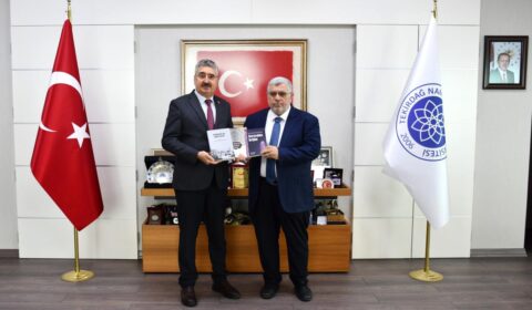 ÜNİVERSİTEMİZ REKTÖRÜNE ZİYARET VE KİTAP TAKDİMİ