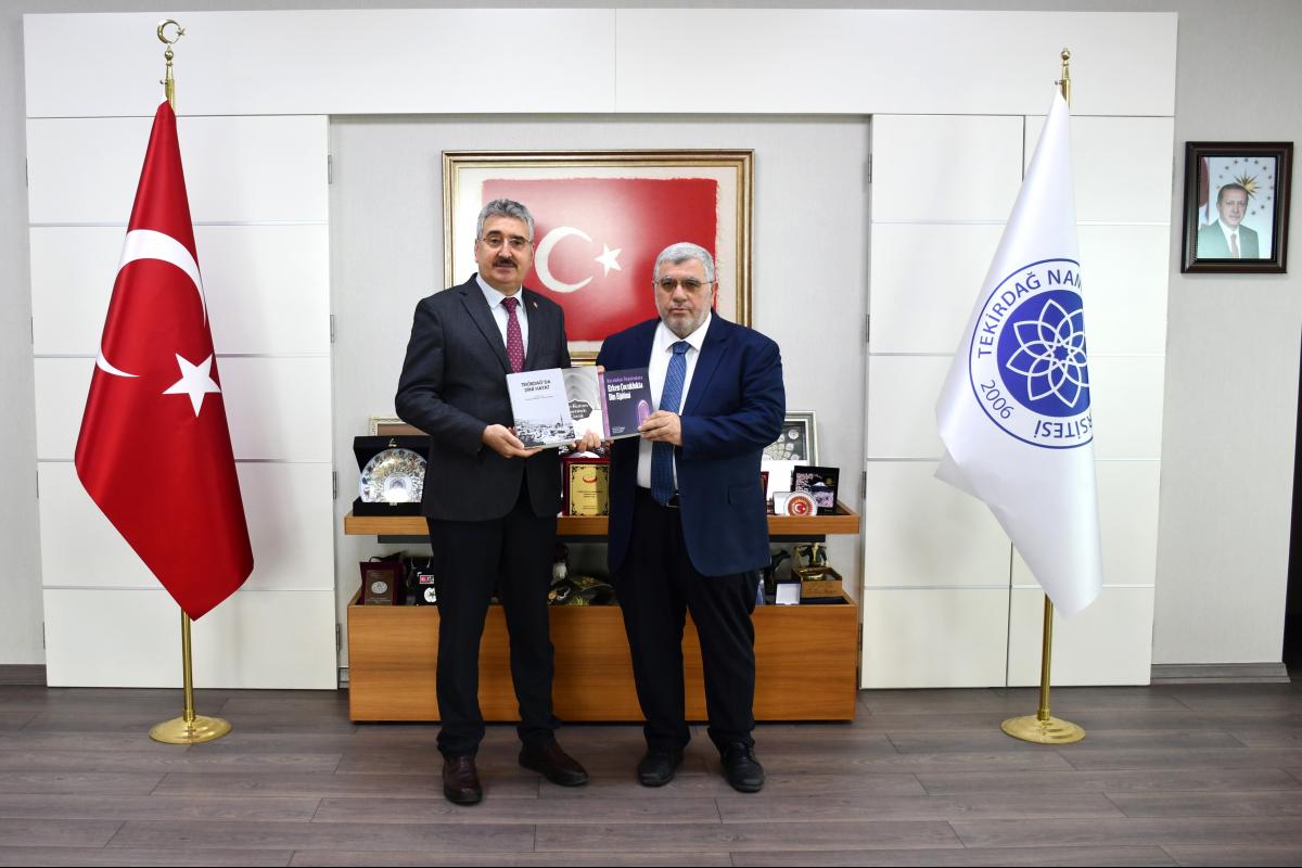 ÜNİVERSİTEMİZ REKTÖRÜNE ZİYARET VE KİTAP TAKDİMİ