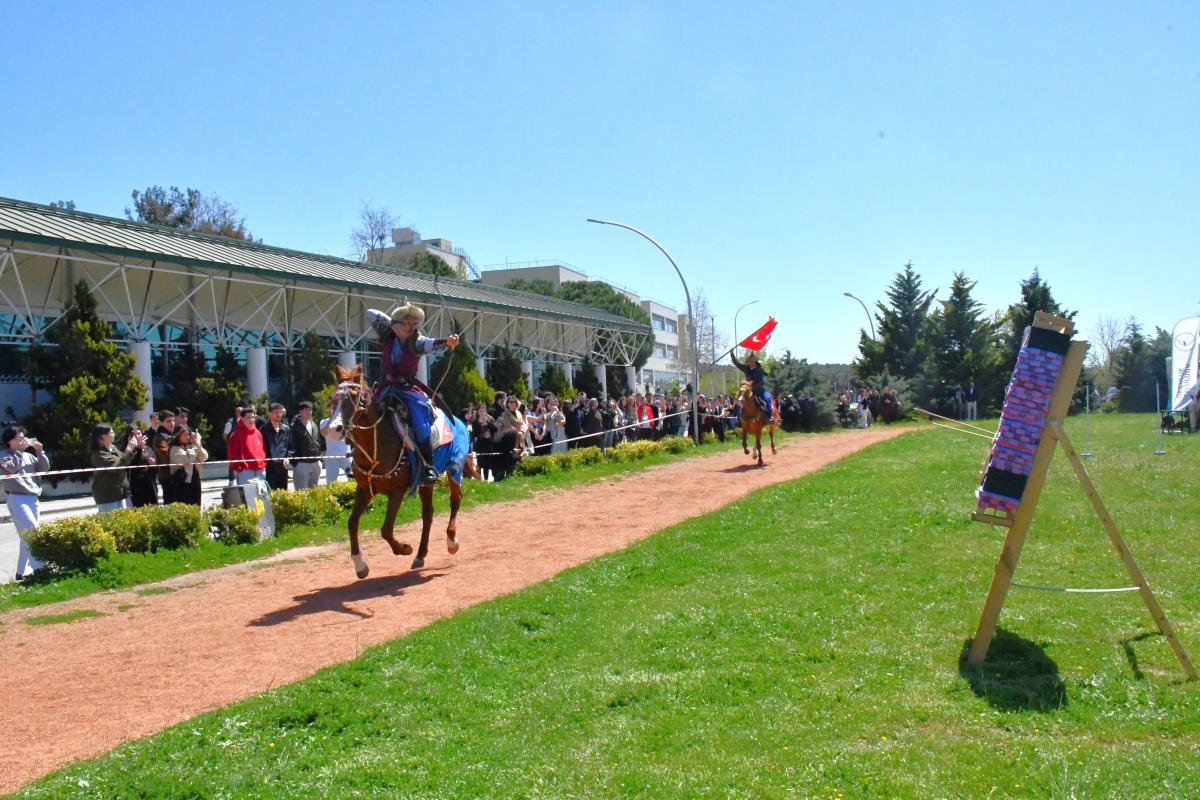 ÜNİVERSİTEMİZDE TÜRK BAHAR FESTİVALİ ÇEŞİTLİ ETKİNLİKLERLE KUTLANDI
