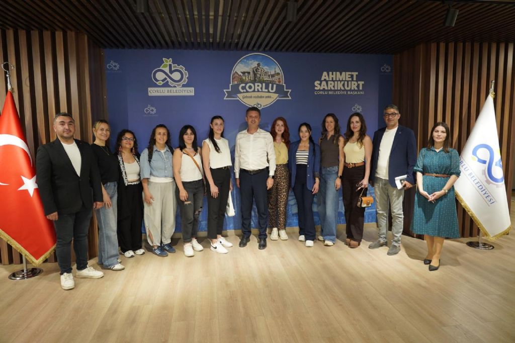 Başkan Sarıkurt`tan Kadın Eğitmenlere Teşekkür Belgesi