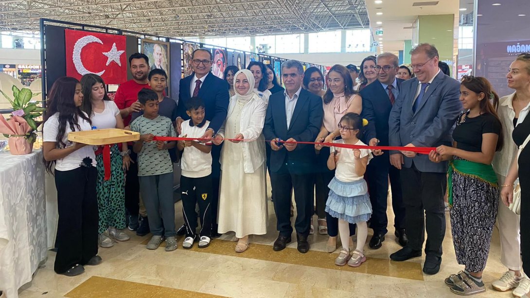 İlçe Milli Eğitim Müdürü Fahri Kırmızı 13 Kasım Ortaokulu Resim Sergisi’nin Açılışını Yaptı