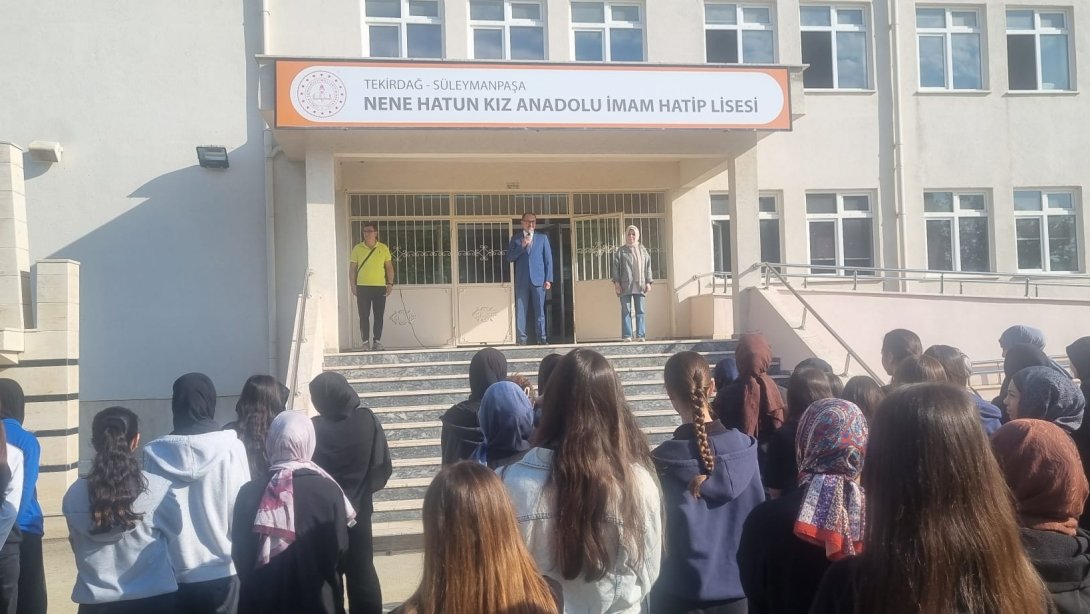 İlçe Milli Eğitim Müdürü Fahri Kırmızı İlçemiz Nene Hatun Kız Anadolu İmam Hatip Lisesinde Bayrak Töreni’ne Katıldı