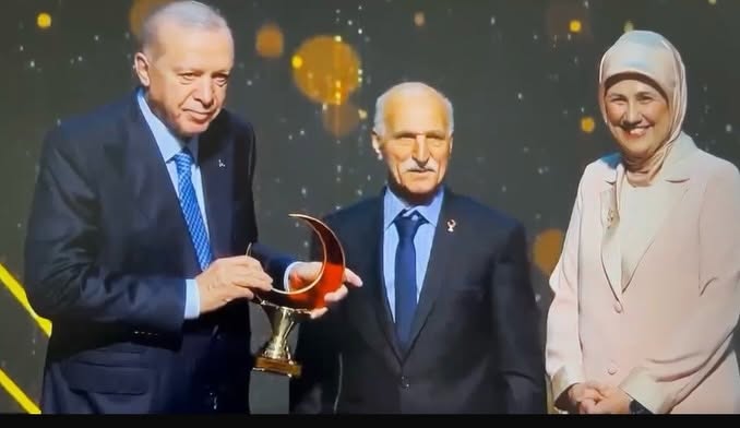 KIZILAY’A 50 YILLIK ADANMIŞLIĞA CUMHURBAŞKANI ERDOĞAN’DAN ONUR PLAKETİ