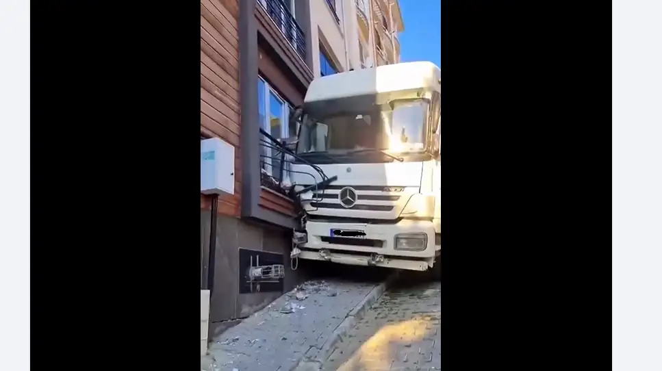 Freni Boşalan Park Halindeki Hafriyat Kamyonu Eve Çarptı