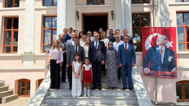 Süleymanpaşa kaymakamı Mahmut Nedim TUNÇER, 15 Temmuz Demokrasi ve Millî Birlik Günü anma etkinlikleri kapsamında 15 Temmuz konulu resim sergisini..