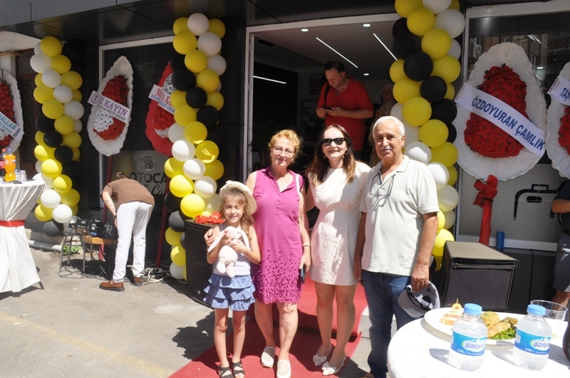 ÇİÇEKLER VE ÇELENKLER AÇILIŞ ALANINI SÜSLEDİ