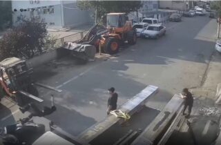 Forkliftin Kaldırdığı Kola Motosikletli Çarptı: O Anlar Kamerada