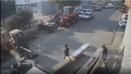 Forkliftin Kaldırdığı Kola Motosikletli Çarptı: O Anlar Kamerada