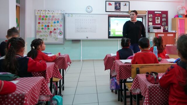 HER İKİSİ DE SÖZLEŞMELİ ÖĞRETMEN OLAN EŞLERİN AİLE BİRLİĞİNE BAĞLI İLLER ARASI YER DEĞİŞTİRME DUYURUSU, YAYIMLANDI