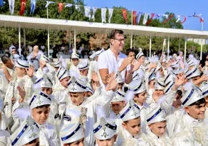 MİNİK BEYFENDİLER SÜNNET ŞÖLENİNDE GÖNÜLLERİNCE EĞLENDİ