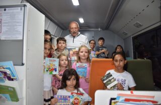 Muratlı’da Açık Hava Sinema Gecesine Gezici Kütüphane Renk Kattı