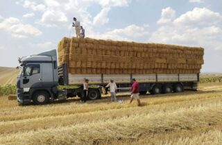 Tekirdağ’dan Aydınlı Çiftçilere Yardım Eli: Hayrabolu’dan Yangın Bölgesine Bir Tır Saman
