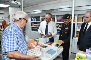 Vali Soytürk Türk Dil Kurumu Kitap Satış Aracı’nı Ziyaret Etti