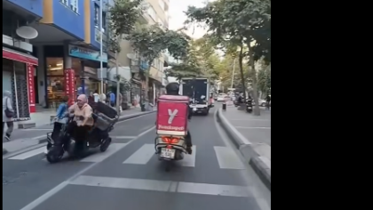 Muratlı Caddesi’nde Kaza Kamerada: Elektrikli Motosikletin Sürücüsü Yaralandı