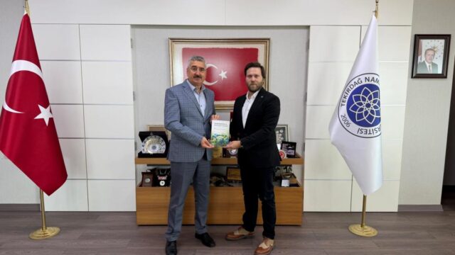 NAMIK KEMAL ÜNİVERSİTESİ REKTÖRÜNE KİTAP TAKDİMİ
