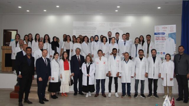Türk Tekstil Vakfı MTAL’de Öğretmenlere Antibakteriyel Önlük Desteği
