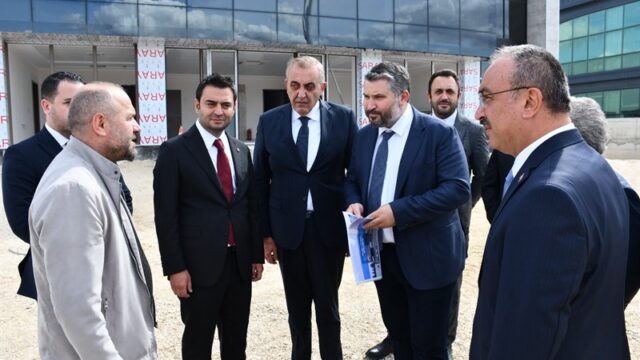 Vali Soytürk ve Bakan Yardımcısı İnan Model Fabrikada İncelemelerde Bulundu