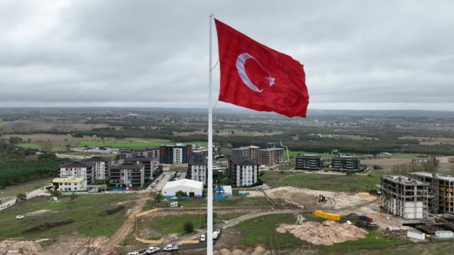ÇERKEZKÖY’DE AY YILDIZ 81 METREDE GÖKLERLE BULUŞTU