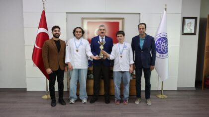 GASTRONOMİ YARIŞMALARINDA BAŞARI ELDE EDEN ÖĞRENCİLERİMİZDEN REKTÖRE ZİYARET
