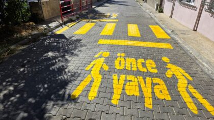 MALKARA’DA OKUL YOLLARINDA GÜVENLİK ÖN PLANDA: YAYA GEÇİTLERİ YENİLENDİ