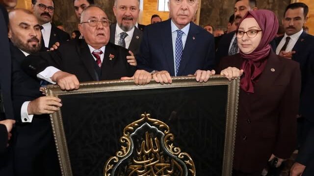 Cumhurbaşkanı Erdoğan’a Kisve-i Şerif Takdimi