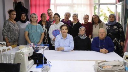 SULTANKÖY EL EMEĞİ MERKEZİ’NDE KADINLAR HEM ÖĞRENİYOR HEM ÜRETİYOR