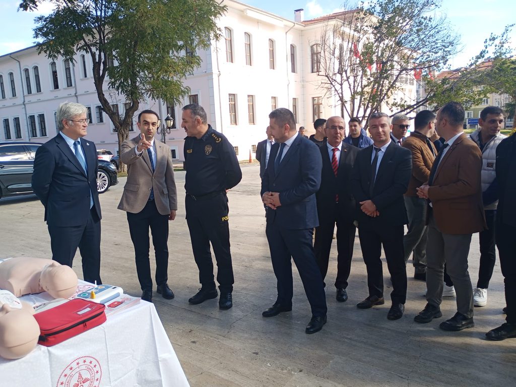 Tekirdağ Valiliği Önünde Şok Cihazının Kullanımı Uygulamalı Gösterildi