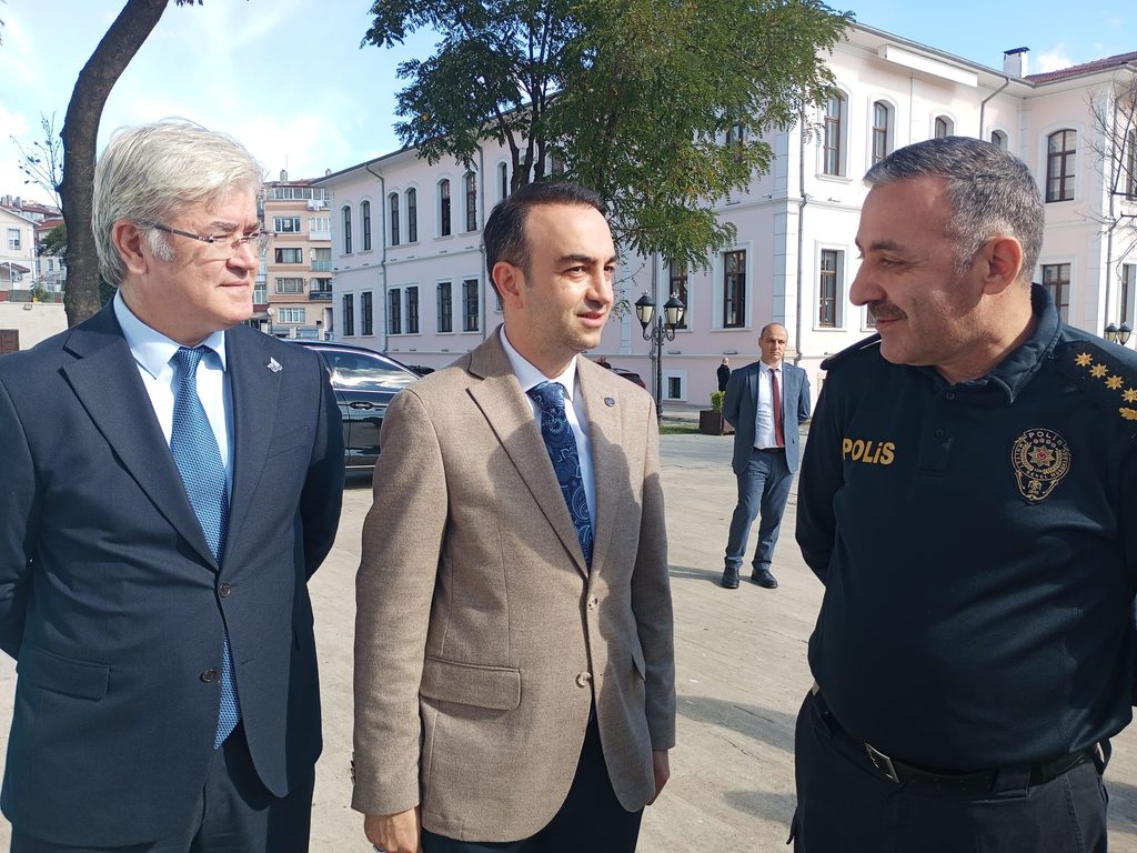 Tekirdağ Valiliği Önünde Şok Cihazının Kullanımı Uygulamalı Gösterildi